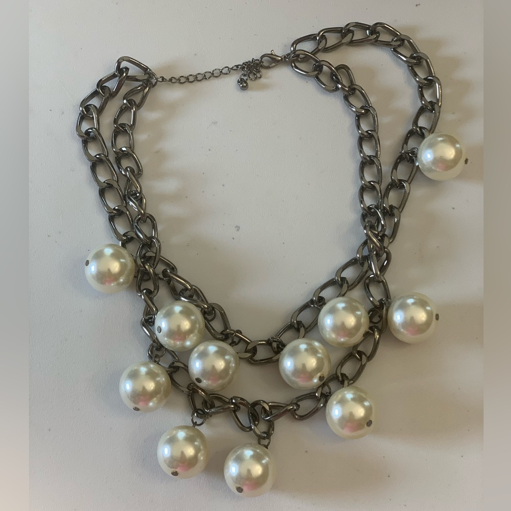 Fashion oversized pearl necklace.